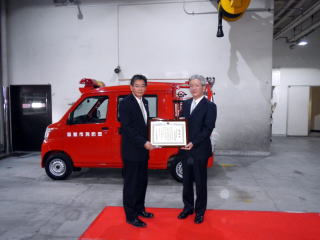 寄贈車両前での記念撮影 寄贈された車両の前で記念撮影している写真