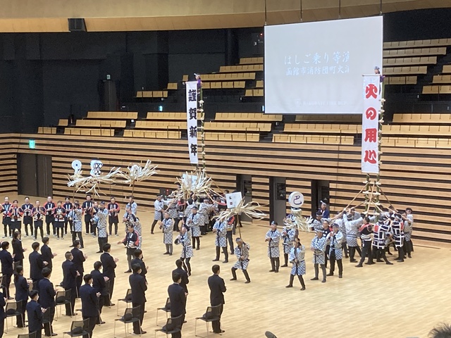 令和6年消防出初式 令和6年消防出初式での消防団町火消しによる演技のようすの画像