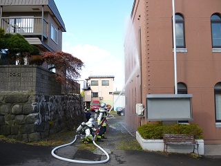 消防隊と消防団による放水訓練