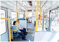 大きな窓と清潔感の漂う、ゆったりとした車内の画像