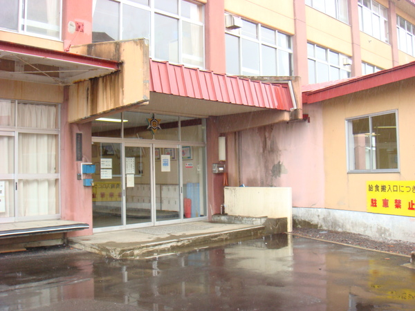 投票所入口の画像