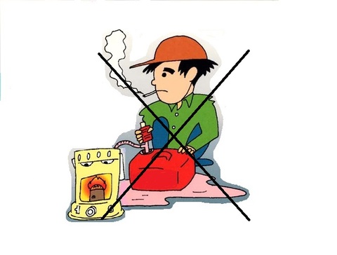 点火状態のストーブに燃料補給をしている画像