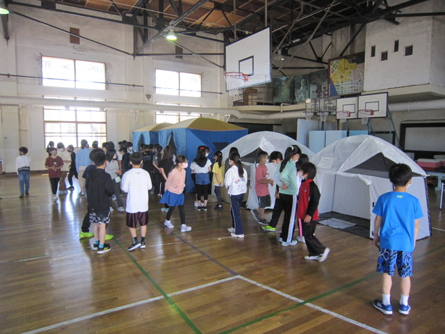 青柳小学校児童による展示見学