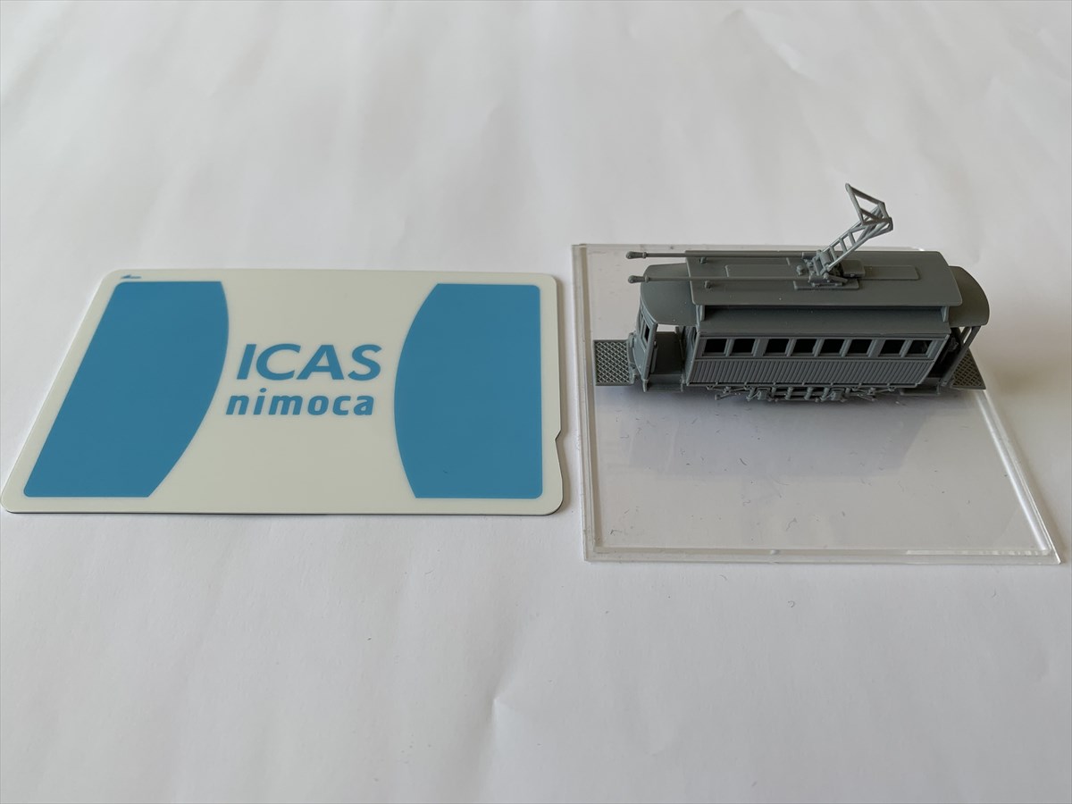 組み立て後の箱館ハイカラ號ベースキットとICASnimocaカードを比較した画像