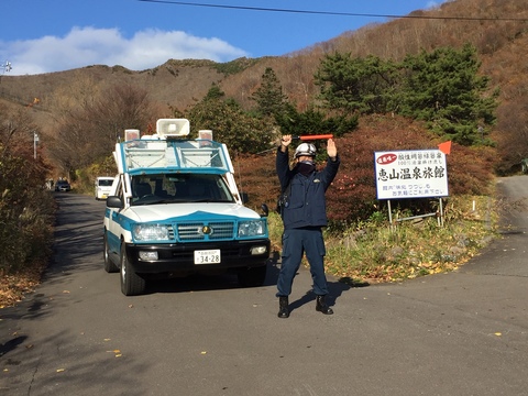 警察誘導による恵山立入制限の様子