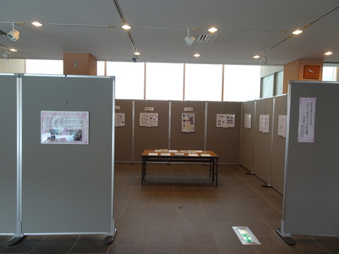 図書館での作品展の様子