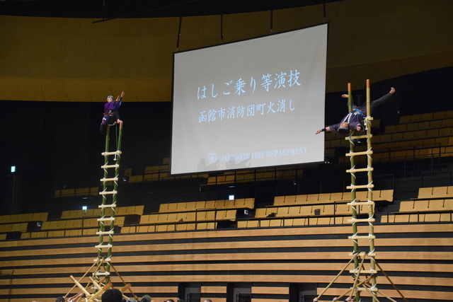 梯子組による演技